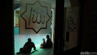Masjid Jami Al Mukarrohmah di Jalan Lodan Raya 99, Kampung Bandan, Jakarta, tak hanya menjadi tempat ibadah bagi umat Muslim. Di masjid ini terdapat makam ulama penyebar agama Islam tertua di tanah Betawi, Jakarta, Selasa (14/5/2019).