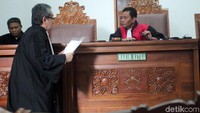 Dalam pertimbangannya, Agus menyebut operasi tangkap tangan KPK sehingga penetapan tersangka yang disandang Rommy adalah sah. Dia menyebut penetapan tersangka Rommy telah sesuai dengan KUHP yang tertuang dalam surat perintah penangkapan pid.00/01/03/2019.