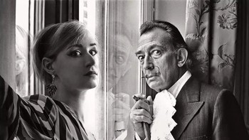 Selfie bareng Salvador Dali. Foto: Flóra Borsi