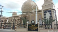 Terletak di bantaran Sungai Krueng Aceh, di Desa Lampeupeng, Kecamatan Lueng Bata, Banda Aceh, Aceh, Masjid Keuchik Leumik menjadi lokasi wisata religi baru di Tanah Rencong. Saban hari, masjid ini ramai dikunjungi warga terutama ketika waktu salat tiba. (Agus Setyadi/detikcom)