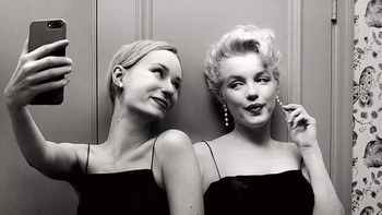 Selfie bareng Marilyn Monroe. Foto: Flóra Borsi