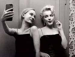 Berkah Photoshop Bisa Selfie Bareng Tokoh Terkenal Masa Lalu