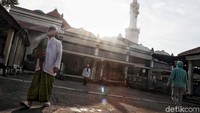 Warga nampak hilir mudik memasuki Masjid Jami Keramat Luar Batang jelang waktu berbuka puasa, Jakarta, Selasa (14/5/2019).