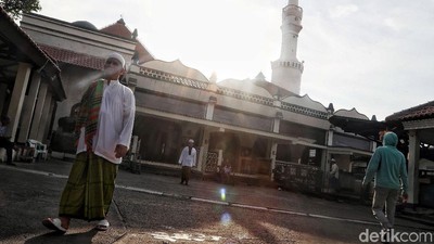 Intip Aktivitas Warga Masjid Luar Batang Jelang Buka Puasa