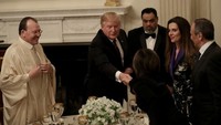Para Duta Besar dari berbagai negara dan anggota korps diplomatik yang mewakili negara-negara yang mayoritas penduduknya muslim hadir dalam acara buka bersama ini. Jajaran pejabat pemerintahan Trump juga turut hadir. Foto: Win McNamee/Getty Images/AFP