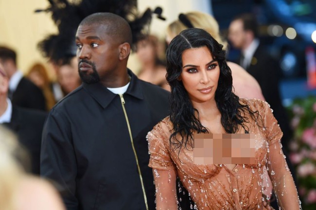 Untuk MET Gala 2019, makeup artist Mario Dedivanovic menciptakan riasan berkesan basah pada wajah Kim Kardashian. Untuk penampilan ini, kita mau Kim terlihat basah, seolah dia baru saja keluar dari air, kata Marip kepada E! News. Foto: Getty Images