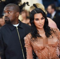 Untuk MET Gala 2019, makeup artist Mario Dedivanovic menciptakan riasan berkesan basah pada wajah Kim Kardashian. Untuk penampilan ini, kita mau Kim terlihat basah, seolah dia baru saja keluar dari air, kata Marip kepada E! News. Foto: Getty Images