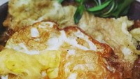 Telur mata sapi dan telur dadar dipenyet di atas sambal terasi khas Surabaya. Mantap rek! Foto: Instgram @funnyloveclay