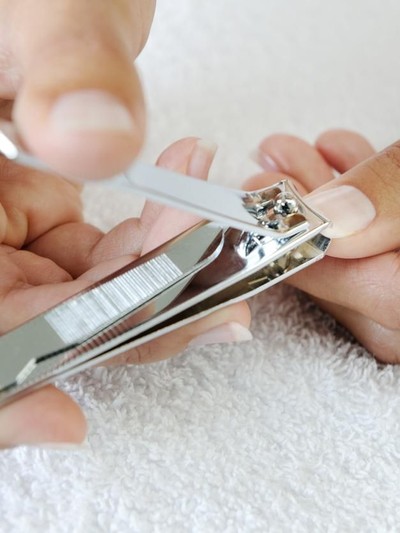 potong kuku Nail technician clipping customers nails at the nail salon