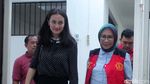 Senyum Atiqah Hasiholan Warnai Sidang Ratna Sarumpaet