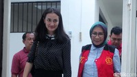 Dia dan Atiqah hanya menebar senyuman.
