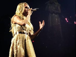 Carrie Underwood Pakai Gaun Karya Desainer Surabaya untuk Turnya di AS