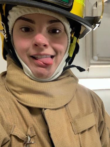 Pemadam Kebakaran Berhijab Cantik Curi Perhatian di Kanada