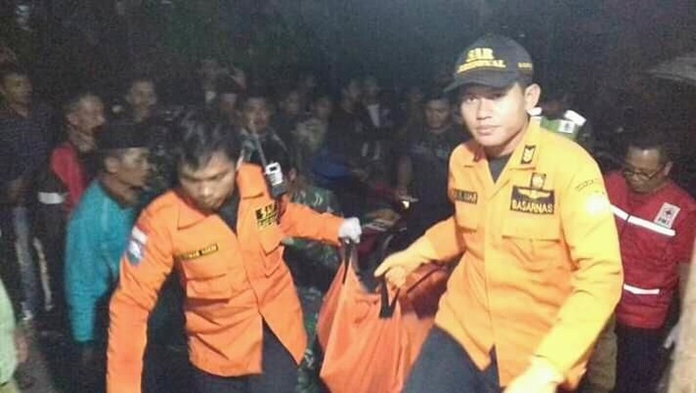2 Korban Hanyut di Sungai Kebumen Ditemukan Meninggal 2 Korban Hanyut di Sungai Kebumen Ditemukan Meninggal