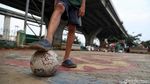 Mengolah Bola, Menunggu Waktu Berbuka