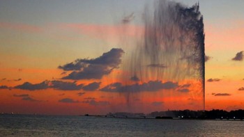 King Fahd’s Fountain, Jeddah, Arab Saudi. Pantai Laut Merah di Jeddah menyuguhkan atraksi air mancur tertinggi di dunia. Raja Fahd mempersembahkan air mancur ini untuk penduduk Jeddah. Desain air mancur dibuat ramah lingkungan karena airnya diambil dan dikembalikan ke Laut Merah. Foto: via Brainberries