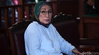 Awalnya, Ratna diminta hakim ketua Joni menceritakan detail rangkaian peristiwa dirinya menjalani operasi. Kemudian dia mengaku sudah beberapa kali menjalani operasi plastik karena malu dengan wajahnya yang terlihat menua.