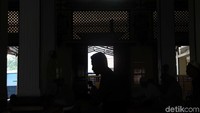 Sejumlah warga berzikir di dalam Masjid Jami Keramat Luar Batang sambil menunggu waktu berbuka puasa.