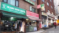 Ada juga beberapa toko yang menjual kebutuhan umat Muslim yang ada di sekitar masjidnya (Afif Farhan/detikTravel)