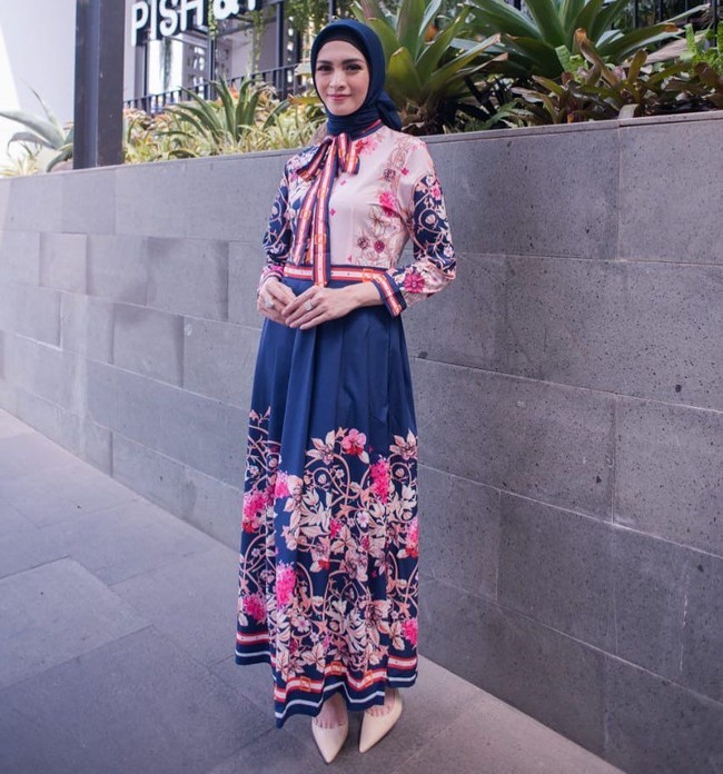 Salah satu selebriti yang memutuskan untuk berhijab jelang Ramadan 2019 adalah Donita. Aktris cantik ini menuai banyak pujian dari netizen karena tampil tertutup. Ia mengaku, anaknya menjadi alasan utama ia memutuskan berhijab. Foto: Instagram/donitabhubiy