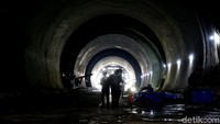 Seiring dengan penggalian pada sisi outlet tunnel, 30 Desember 2018 dimulai proses penggalian pada sisi inlet tunnel. Setelah berhasil ditembus, pengerjaan pada tunnel ini akan terus berlanjut dengan pekerjaan konstruksi lainnya seperti tracking, signaling dan pemasangan kabel.
