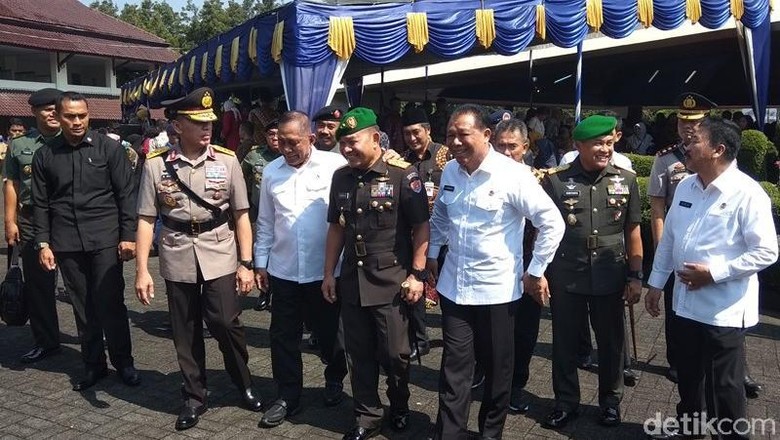 Menhan Minta Alumni SMA TN Jadi Pembela Pancasila Menhan Minta Alumni SMA TN Jadi Pembela Pancasila