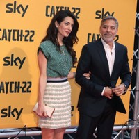 Sang pengacara hak asasi manusia itu lalu menyempurnakan gayanya dengan clutch senanda dan heels silver. (Foto: Elisabetta Villa/Getty Images)