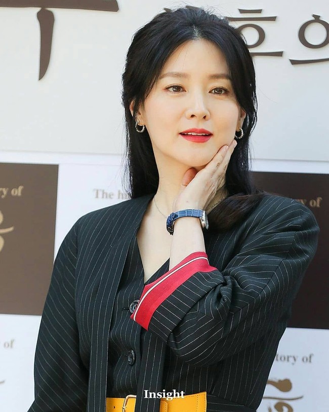 Lee Young AeSebelum para idol seperti IU dan Taeyoon, aktris Lee Young Ae lebih dulu menjadi inspirasi kecantikan para wanita di Korea Selatan. Selain wajah menawan, kulit putih sebening porselennya juga bikin iri. Foto: Instagram