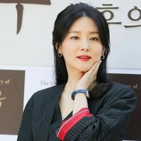 Lee Young AeSebelum para idol seperti IU dan Taeyoon, aktris Lee Young Ae lebih dulu menjadi inspirasi kecantikan para wanita di Korea Selatan. Selain wajah menawan, kulit putih sebening porselennya juga bikin iri. Foto: Instagram