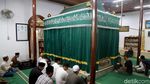 Intip Aktivitas Warga Masjid Luar Batang Jelang Buka Puasa