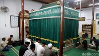 Ada pula sejumlah warga yang menghabiskan waktu jelang berbuka puasa dengan berziarah ke makam Habib Husein Bin Abubakar bin Abdullah Alaydrus atau lebih dikenal dengan Habib Husein yang berada di area sekitar masjid tersebut.