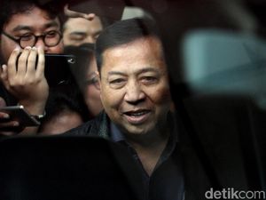Diperiksa Soal Kasus Sofyan Basir, Setnov Senyum-senyum Aja