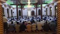 Bangunan masjid dirancang oleh HL Saibo Lebbe tahun 1909 dengan kapasitas sekitar 1.500 orang. Sudah mengalami renovasi di tahun 1975, kini Masjid Merah bisa menampung sekitar 5.000 orang. (iStock)