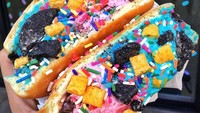 Afters Ice Cream yang berlokasi di California ini punya sajian donat unik. Donat yang dibagi dua isiannya es krim berbagai rasa. Toppingnya pun sereal yang renyah dan warna-warni. Foto: Instagram@aftersicecream