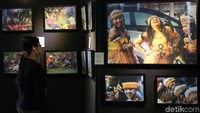 Warga melihat pameran foto bertajuk Penjaga Peradaban dari Polri untuk Papua di Perpustakaan Indonesia, Jakarta, Selasa (14/5/2019). 