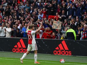 Misi di Ajax Tuntas, De Jong Pergi ke Barca dengan Gembira