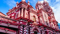 Jamiul Alfar Mosque adalah masjid tua yang menjadi saksi perjalanan islam di Sri Lanka. Masjid yang berada di area sentra bisnis Kota Kolombo Pettah ini sangat ikonik. (iStock)