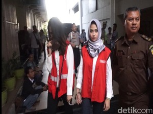 Jalani Sidang, Vanessa Angel Pakai Kerudung Pemberian Bibi