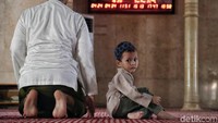 Masjid Jami Keramat Luar Batang tak pernah sepi didatangi pengunjung. Selain untuk berziarah ke makam Habib Husein pengunjung juga mendatangi masjid tersebut untuk beribadah atau menghabiskan waktu menunggu buka puasa.