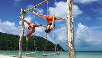 Dia mengabadikan momennya dengan berpose di Sao Beach, Vietnam. (oliviavivian/Instagram)