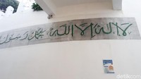 Tulisan kalimat syahadat setelah memasuki gerbangnya (Afif Farhan/detikTravel)