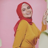 Mendiang ayah Asha Shara jadi alasan utama aktris cantik ini untuk berhijab. Di sebuah pengajian, ia diberi tahu bahwa jika wanita tidak berhijab, dosanya akan menghalangi orang tua masuk surga. Ia pun mantap berhijab sejak saat itu. Foto: Instagram/ashasyara