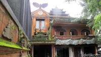 Rumah seluas 2000 meter persegi itu kini beberapa lokasinya di wakafkan untuk menjadi masjid Al-Umar. Tia Agnes/detikHOT