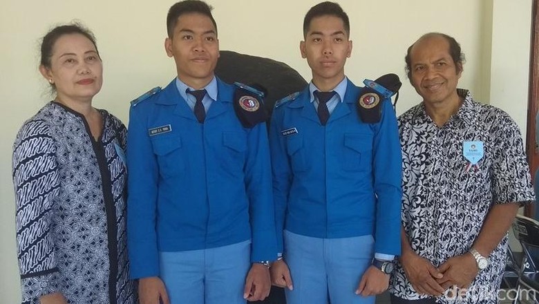 2 Siswa Kembar Raih Penghargaan Saat Wisuda SMA Taruna Nusantara 2 Siswa Kembar Raih Penghargaan Saat Wisuda SMA Taruna Nusantara