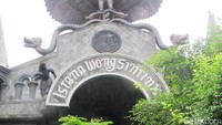 Ini pintu depan komplek kediaman Ki Joko Bodo yang disebut sebagai Istana Wong Sinting di kawasan Lubang Buaya, Jakarta Timur. Tia Agnes/detikHOT