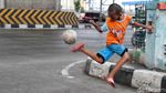 Mengolah Bola, Menunggu Waktu Berbuka