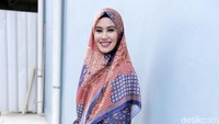Kartika menceritakan pengalaman hamil mudanya itu.