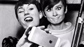 Selfie bareng Audrey Hepburn. Foto: Flóra Borsi