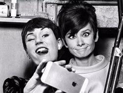 Berkah Photoshop Bisa Selfie Bareng Tokoh Terkenal Masa Lalu