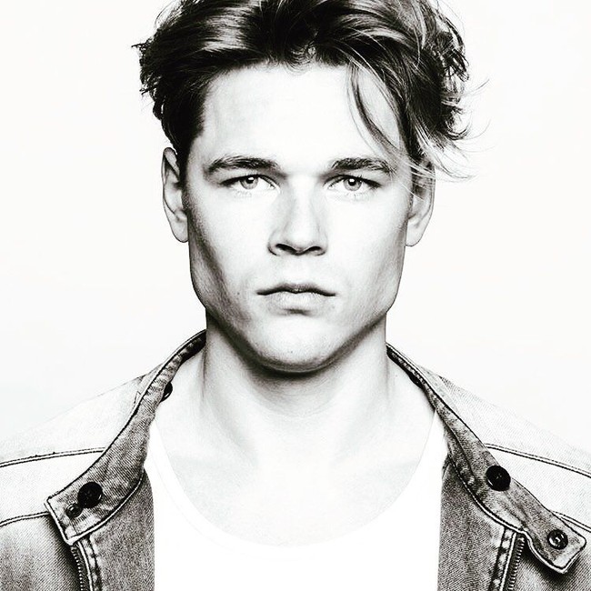 Orang-orang berkata aku mirip Brad Pitt atau Leonardo DiCaprio. Tapi aku pikir klien memilihku karena mereka suka apa yang mereka yang lihat, bukan karena aku terlihat seperti orang lain, kata Erik dilansir Dailymail. Foto: Instagram @erikvent